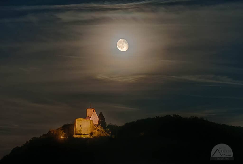 Mond über der Trimburg